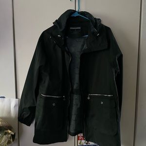 Jacket color verde obscuro size mediano con tag de la norstrm